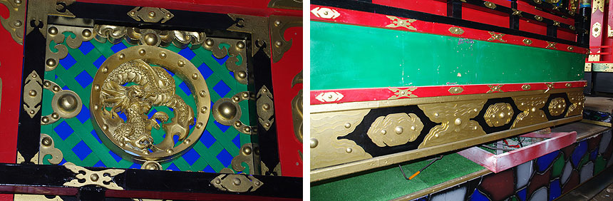 左：上部には龍のレリーフ。スタイロフォームから象っている。　右：下部には薄板を重ねた金属風飾りもスタイロフォーム製